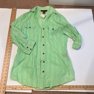Lind adjustable sleeves shirt. Buttons in the front. Had two chest pockets.